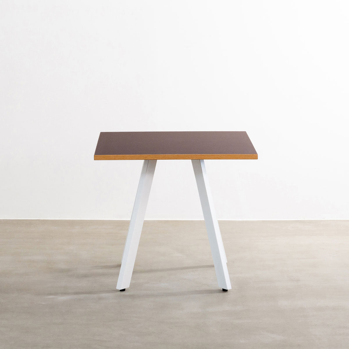 kanademonoのリノリウムMAUBE天板とマットホワイト4pin脚の一辺80cmスクエアカフェテーブル2