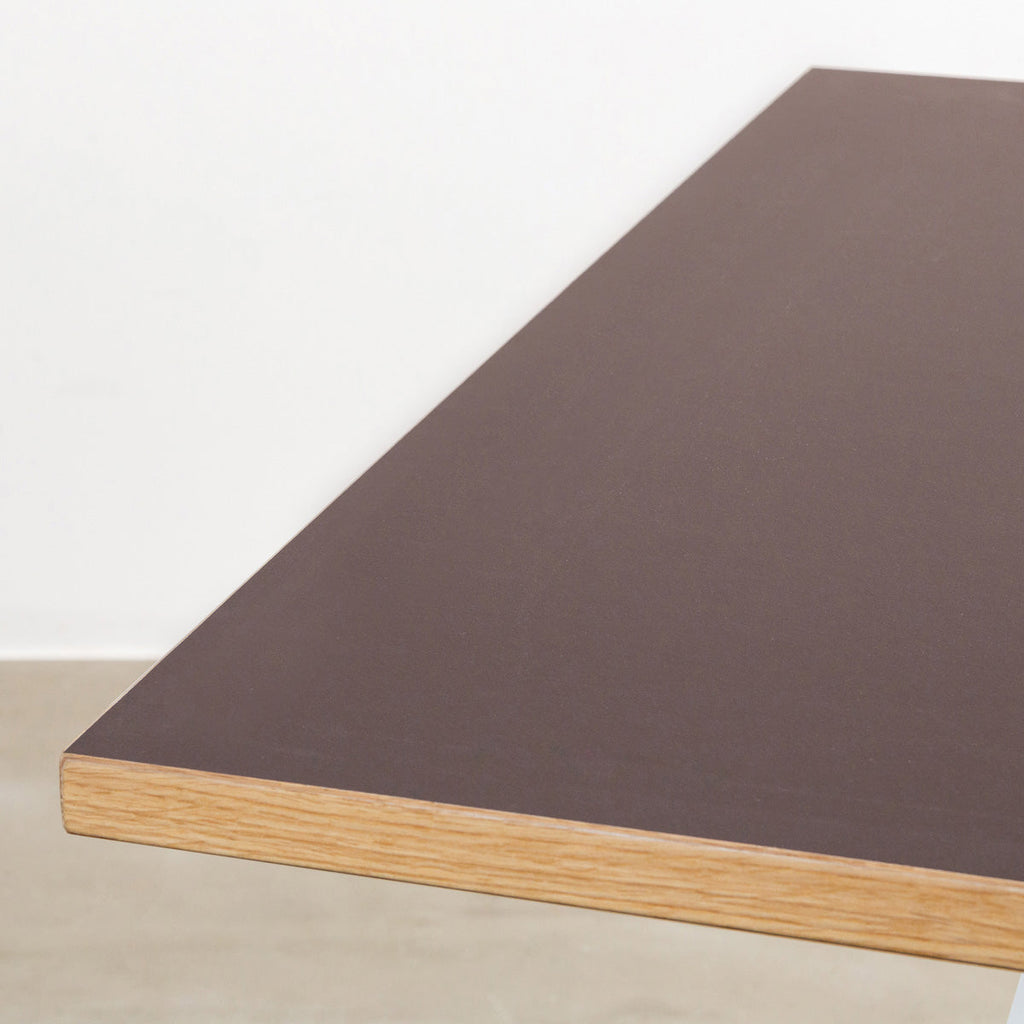 kanademonoのリノリウムMAUBE天板とマットホワイト4pin脚の一辺80cmスクエアカフェテーブル（天板表面）