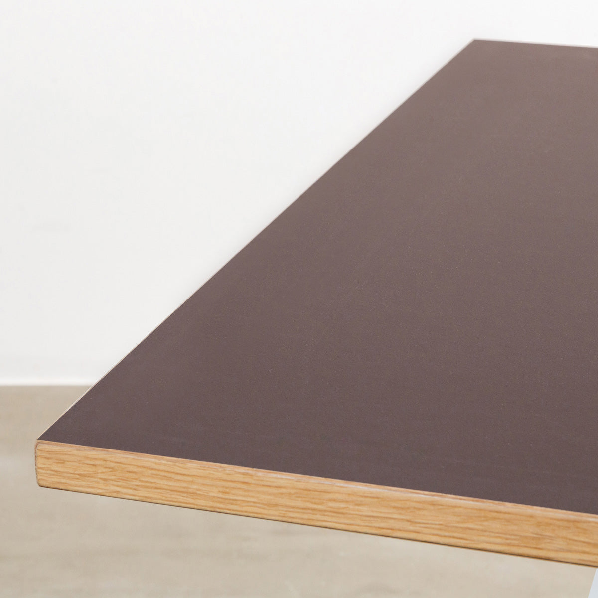 kanademonoのリノリウムMAUBE天板とマットホワイト4pin脚の一辺80cmスクエアカフェテーブル（天板表面）