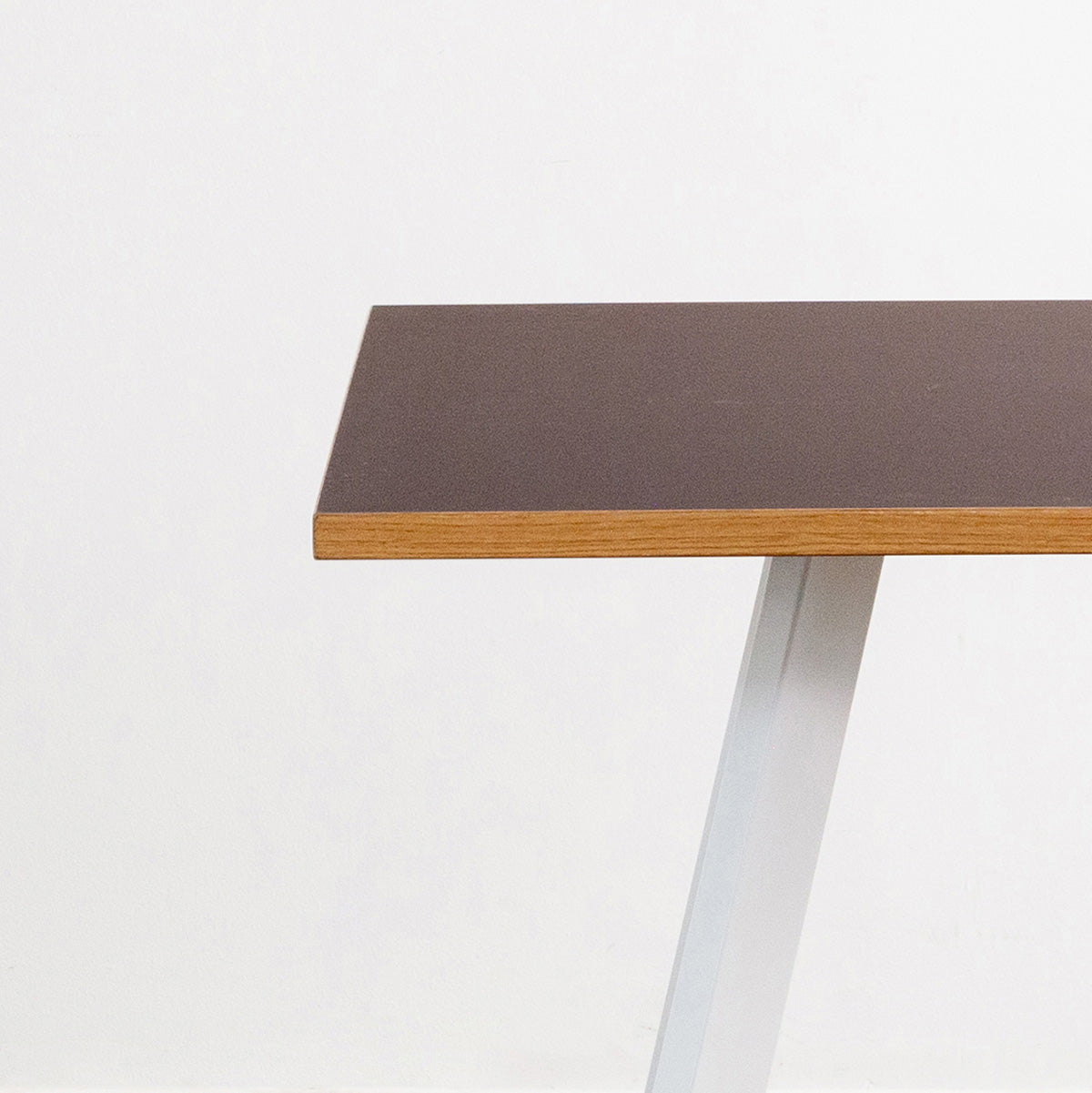 kanademonoのリノリウムMAUBE天板とマットホワイト4pin脚の一辺80cmスクエアカフェテーブル（天板と脚）