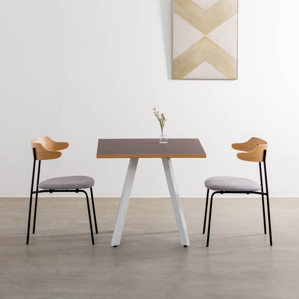 kanademonoのリノリウムMAUBE天板とマットホワイト4pin脚の一辺80cmスクエアカフェテーブルの使用例2