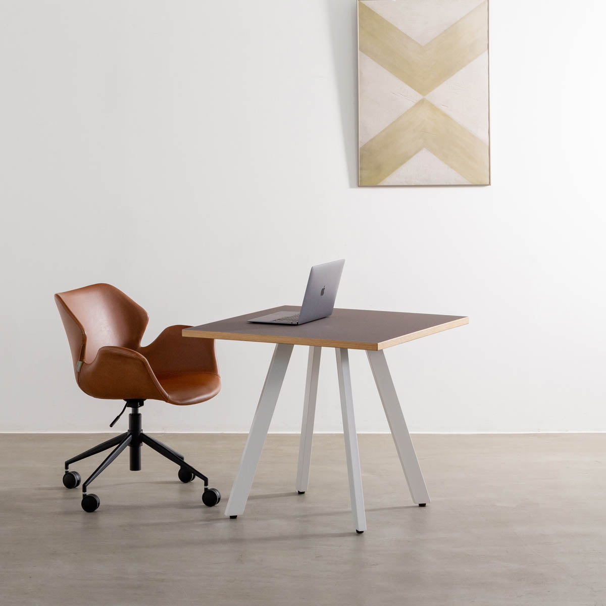 kanademonoのリノリウムMAUBE天板とマットホワイト4pin脚の一辺80cmスクエアカフェテーブルの使用例