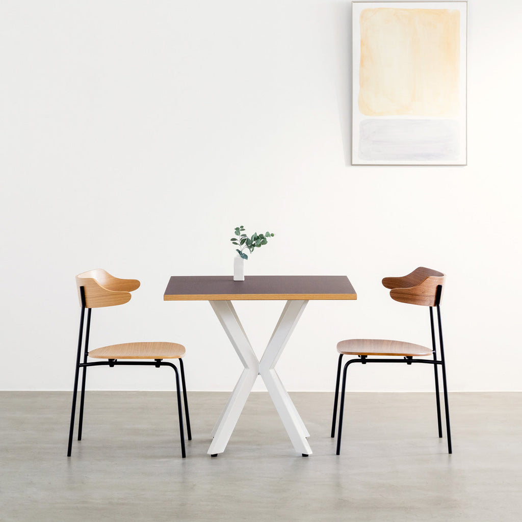 KanademonoリノリウムMauveのスクエア天板とデザイン性の高いXラインのホワイト脚を組み合わせたカフェテーブル（使用例）