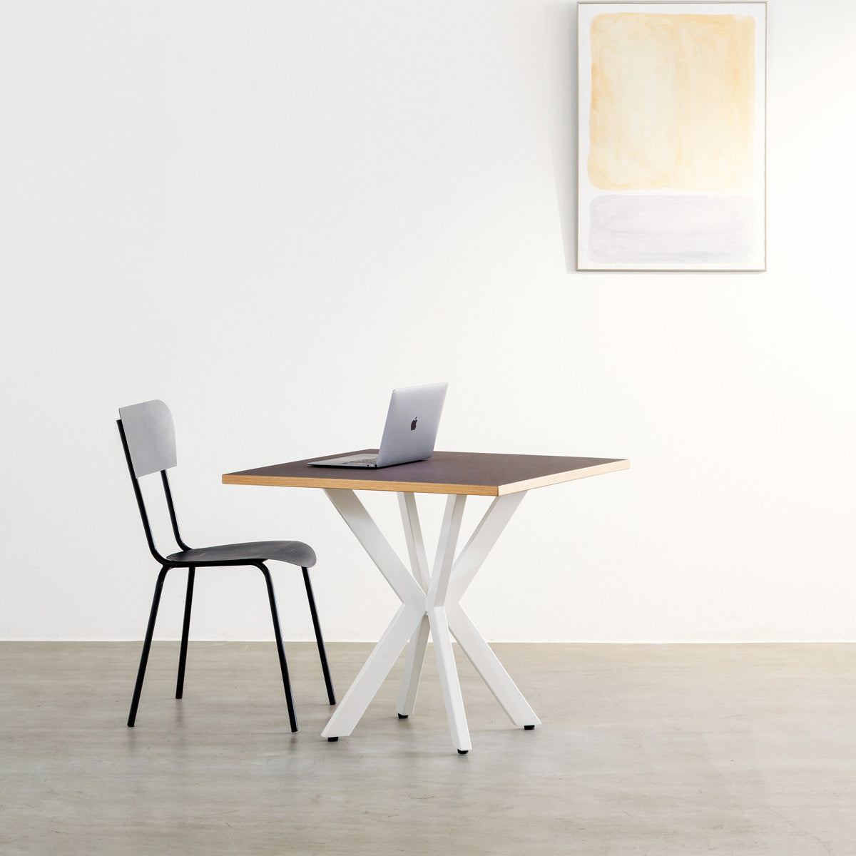 KanademonoリノリウムMauveのスクエア天板とデザイン性の高いXラインのホワイト脚を組み合わせたカフェテーブル（使用例2）