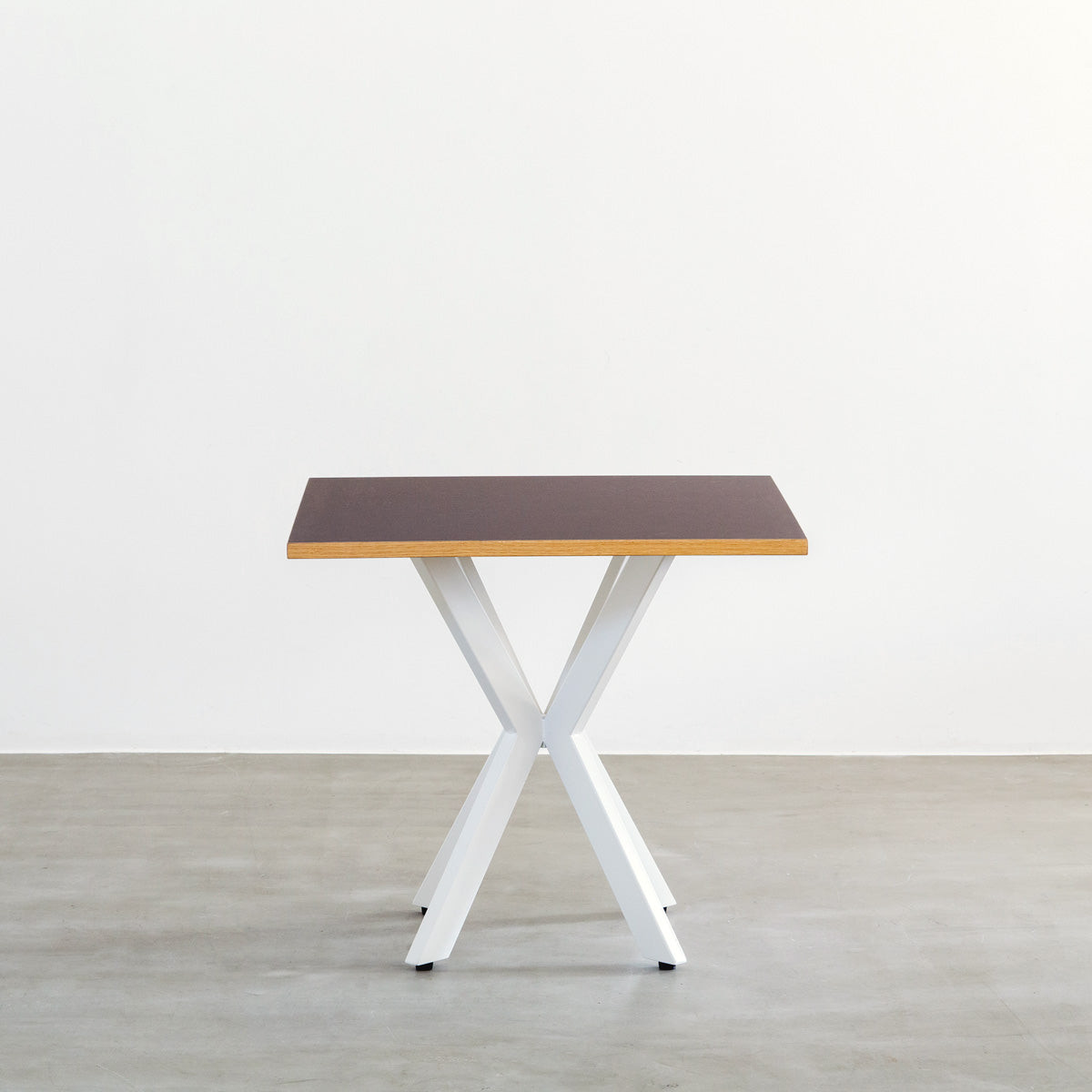 KanademonoリノリウムMauveのスクエア天板とデザイン性の高いXラインのホワイト脚を組み合わせたカフェテーブル（正面）