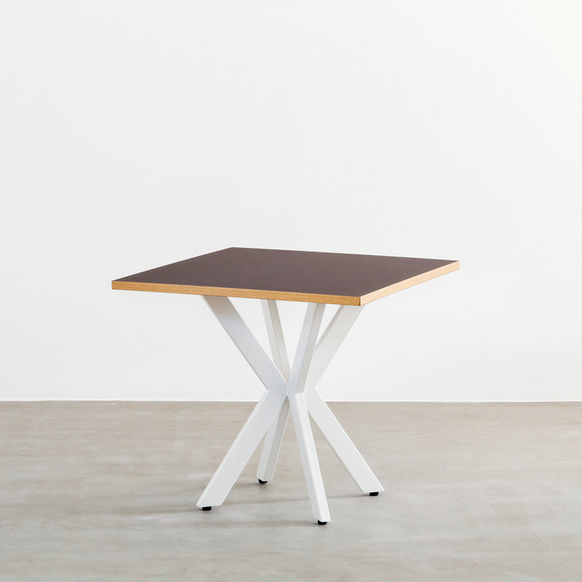 KanademonoリノリウムMauveのスクエア天板とデザイン性の高いXラインのホワイト脚を組み合わせたカフェテーブル