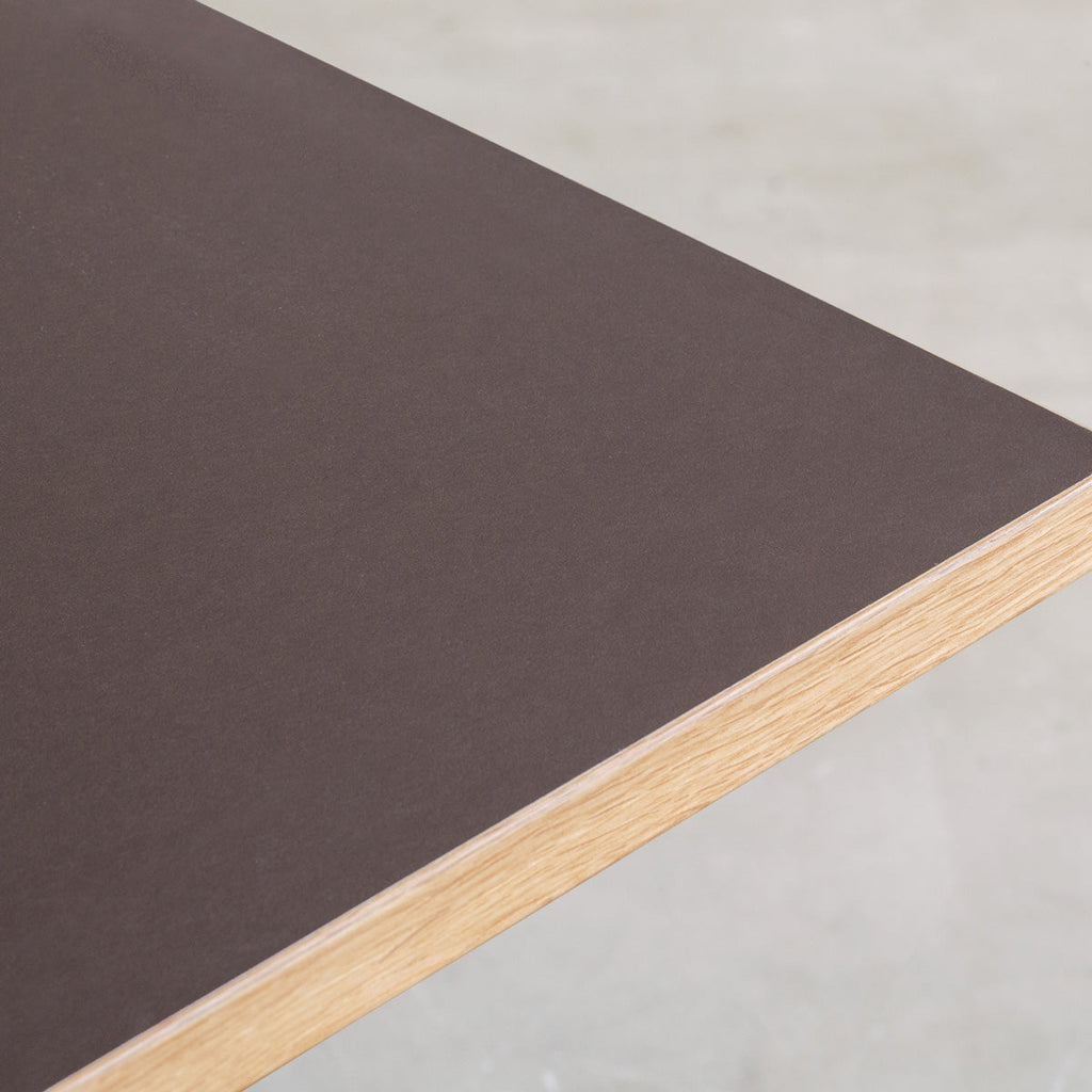 KanademonoリノリウムMauveのスクエア天板とデザイン性の高いXラインのホワイト脚を組み合わせたカフェテーブル（天板2）