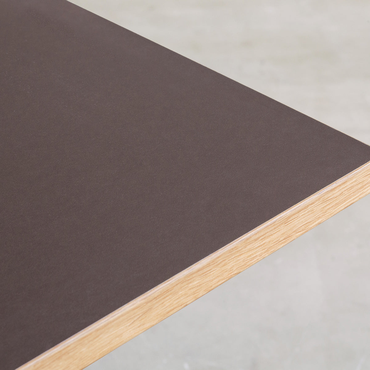 KanademonoリノリウムMauveのスクエア天板とデザイン性の高いXラインのホワイト脚を組み合わせたカフェテーブル（天板2）