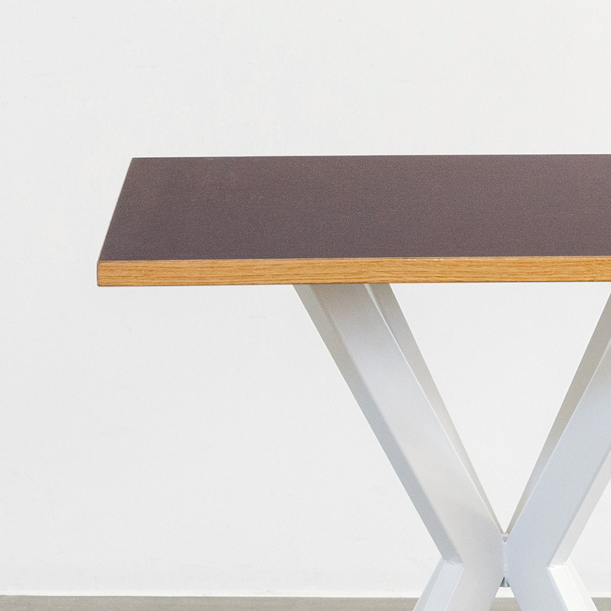 KanademonoリノリウムMauveのスクエア天板とデザイン性の高いXラインのホワイト脚を組み合わせたカフェテーブル（天板と脚）