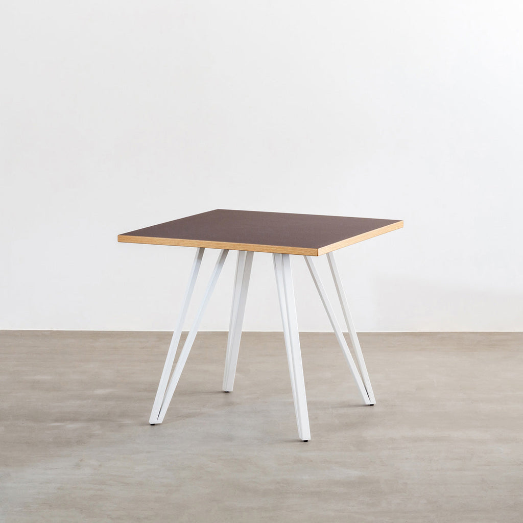 Kanademonoのリノリウム Mauve天板とトライアングルホワイト脚4本を組み合わせたスクエア型のカフェテーブル