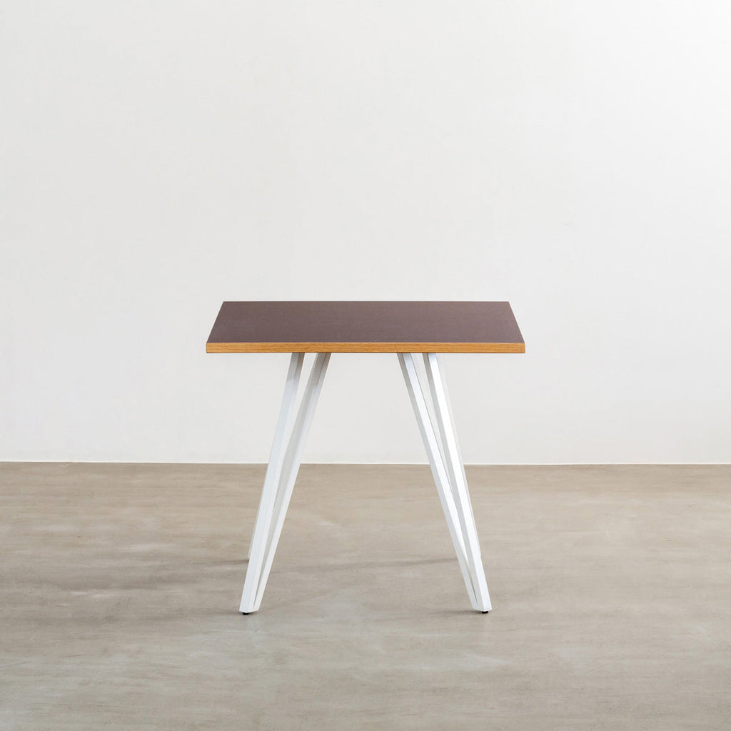 KanademonoのリノリウムMAUVE天板とトライアングルホワイト脚4本を組み合わせたスクエア型のカフェテーブル