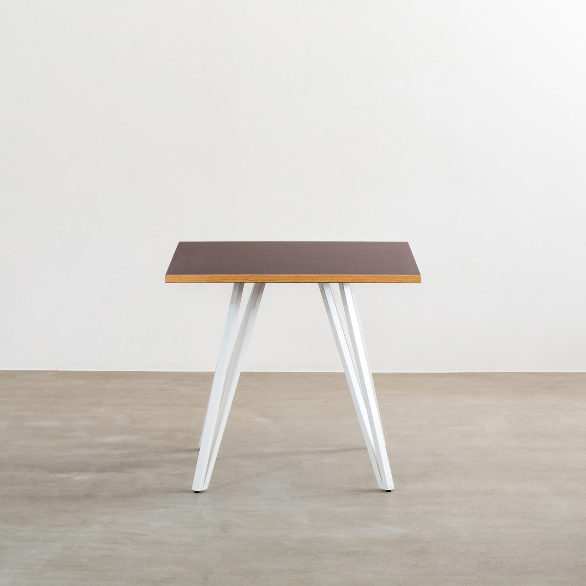 KanademonoのリノリウムMAUVE天板とトライアングルホワイト脚4本を組み合わせたスクエア型のカフェテーブル