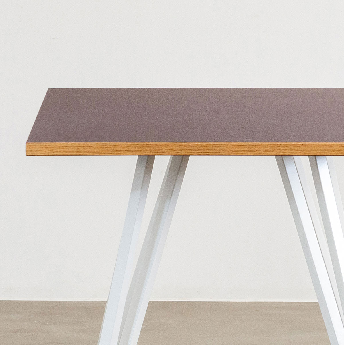 KanademonoのリノリウムMAUVE天板とトライアングルホワイト脚4本を組み合わせたスクエア型のカフェテーブル（天板と脚）
