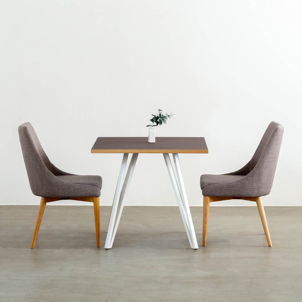 KanademonoのリノリウムMAUVE天板とトライアングルホワイト脚4本を組み合わせたスクエア型のカフェテーブルの使用例2