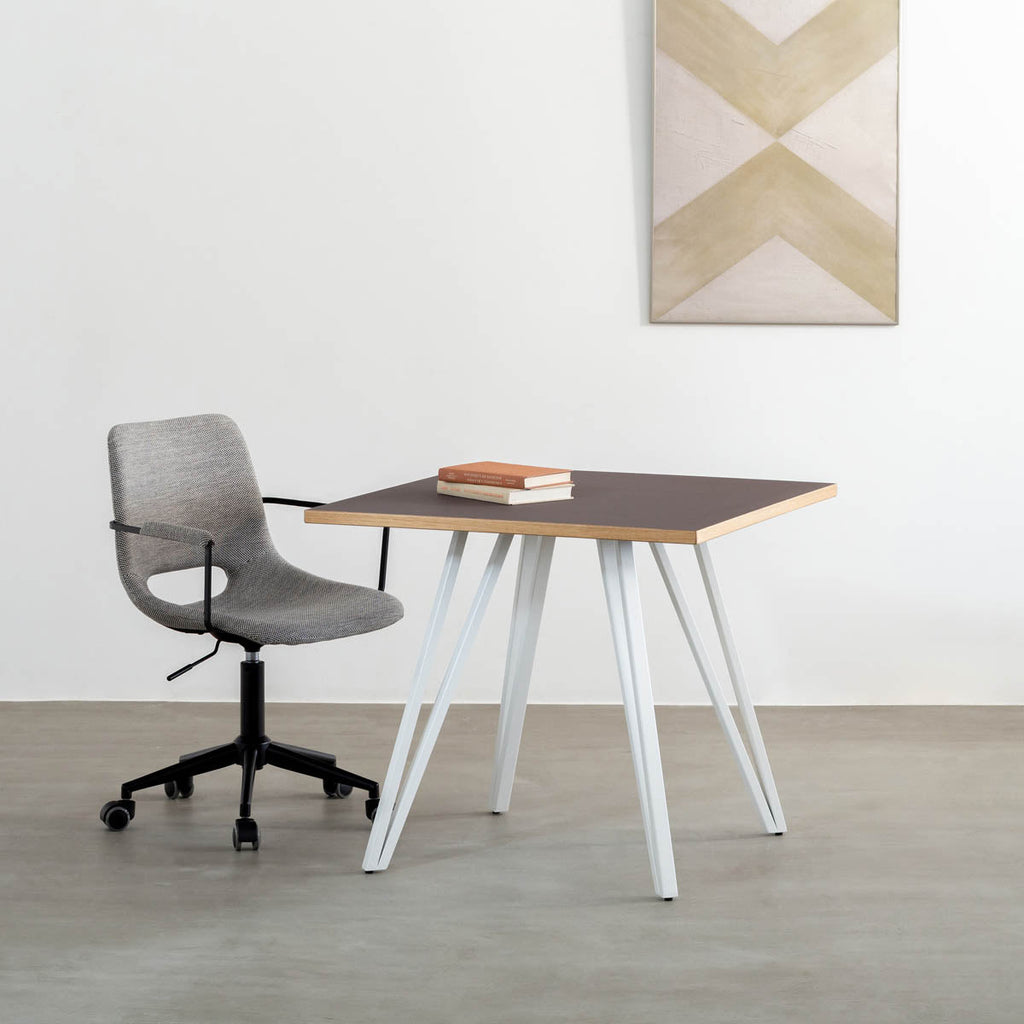 KanademonoのリノリウムMAUVE天板とトライアングルホワイト脚4本を組み合わせたスクエア型のカフェテーブルの使用例