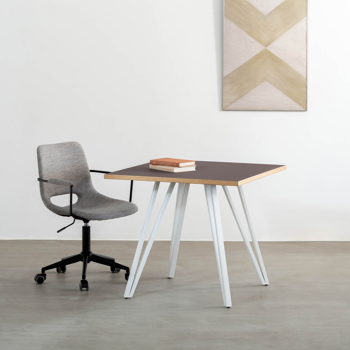 KanademonoのリノリウムMAUVE天板とトライアングルホワイト脚4本を組み合わせたスクエア型のカフェテーブルの使用例