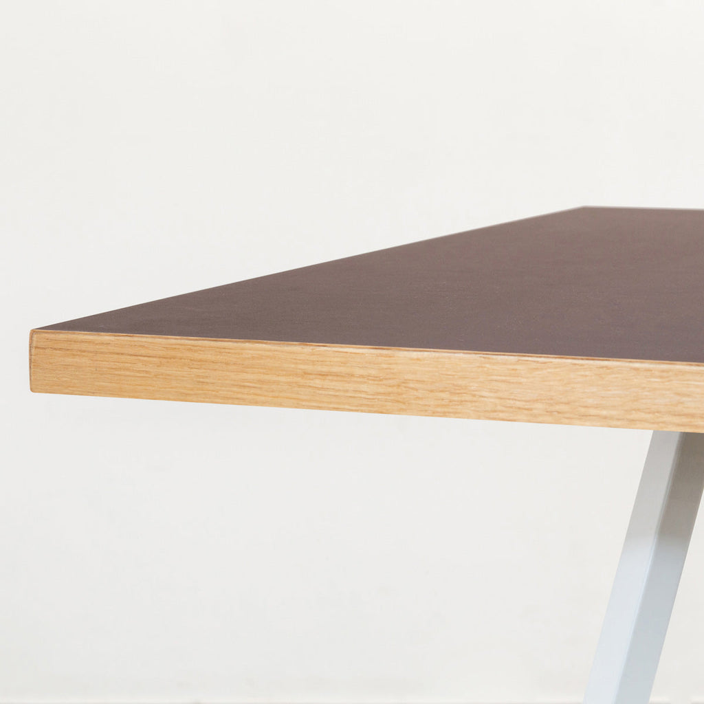 KanademonoのリノリウムMAUVE天板とトライアングルホワイト脚4本を組み合わせたスクエア型のカフェテーブル（天板厚み）