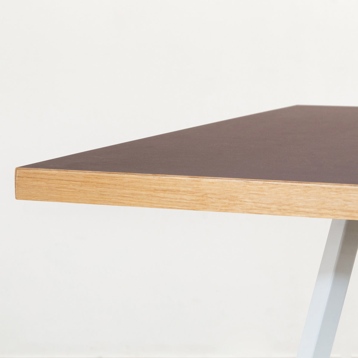 KanademonoのリノリウムMAUVE天板とトライアングルホワイト脚4本を組み合わせたスクエア型のカフェテーブル（天板厚み）