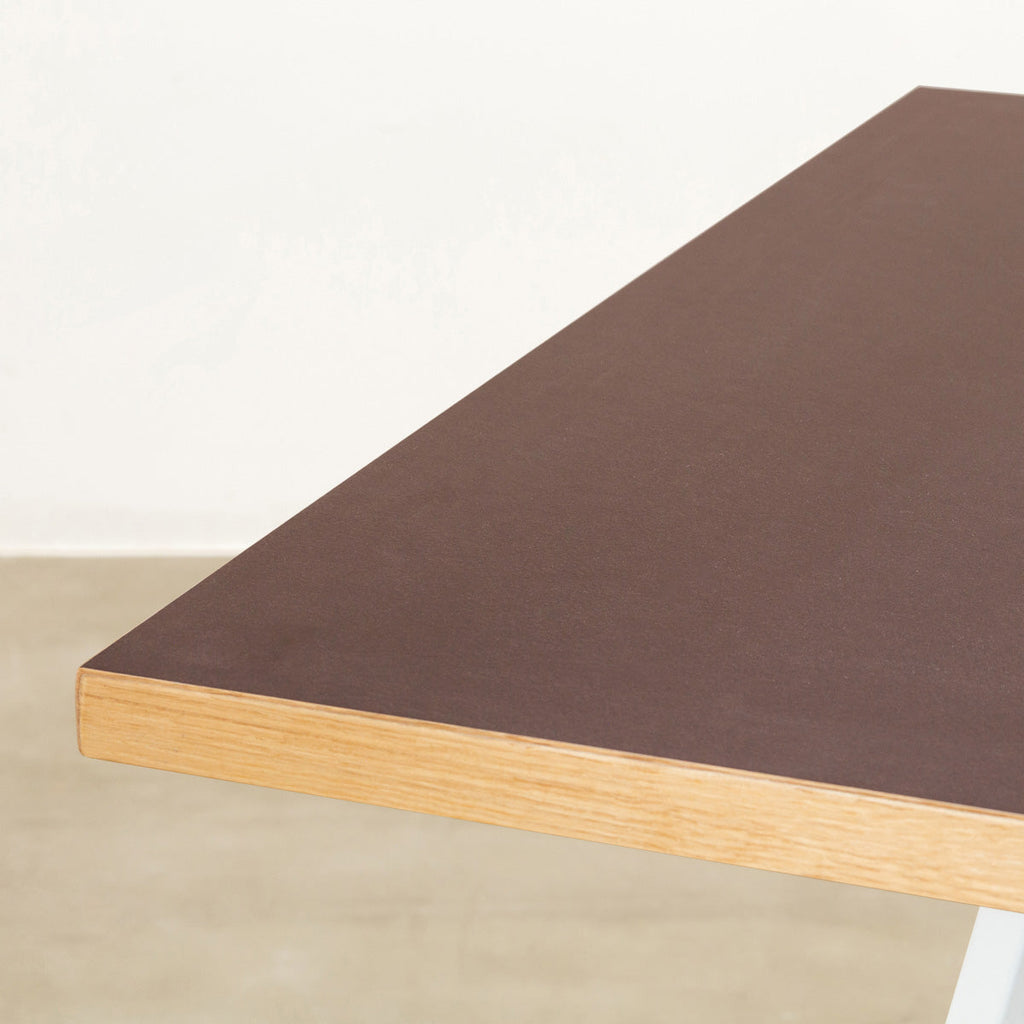 KanademonoのリノリウムMAUVE天板とトライアングルホワイト脚4本を組み合わせたスクエア型のカフェテーブル（天板表面）