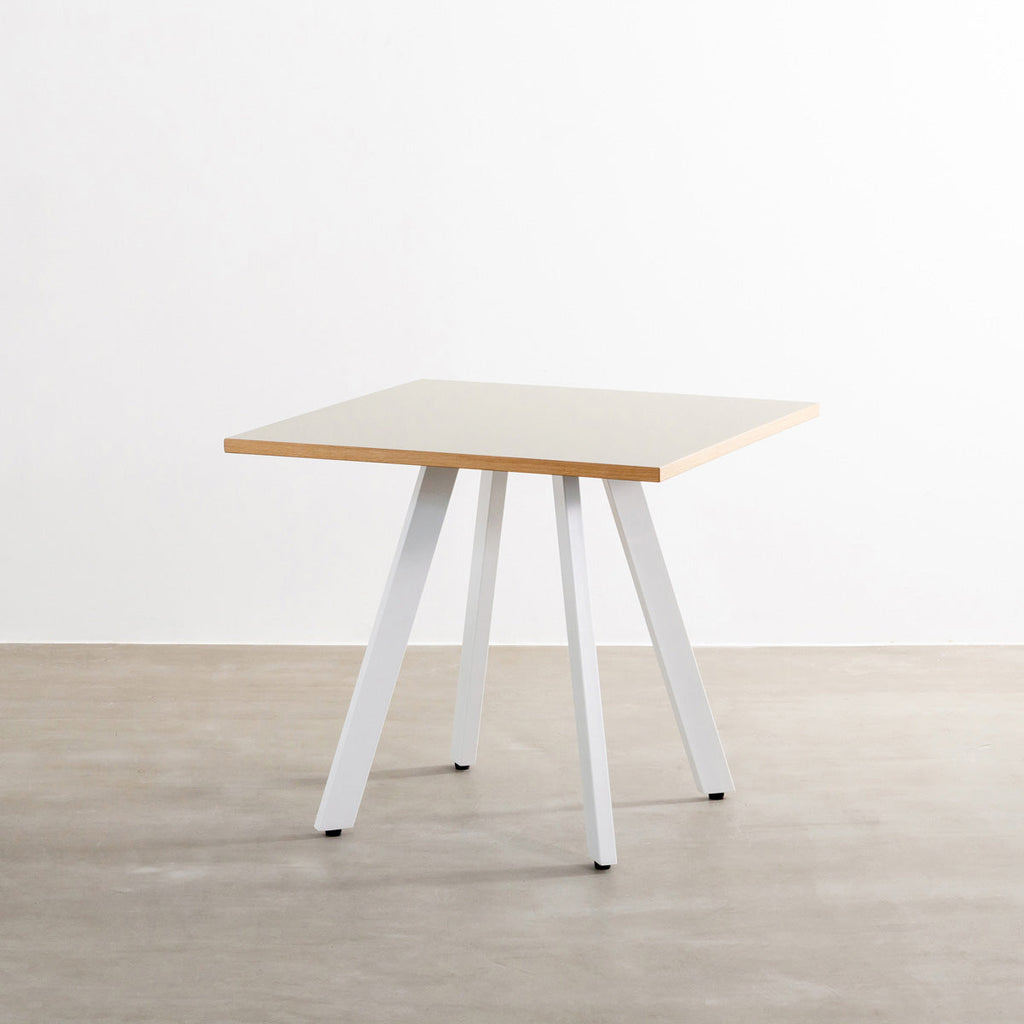 kanademonoのリノリウムMushroom天板とマットホワイト4pin脚の一辺80cmスクエアカフェテーブル