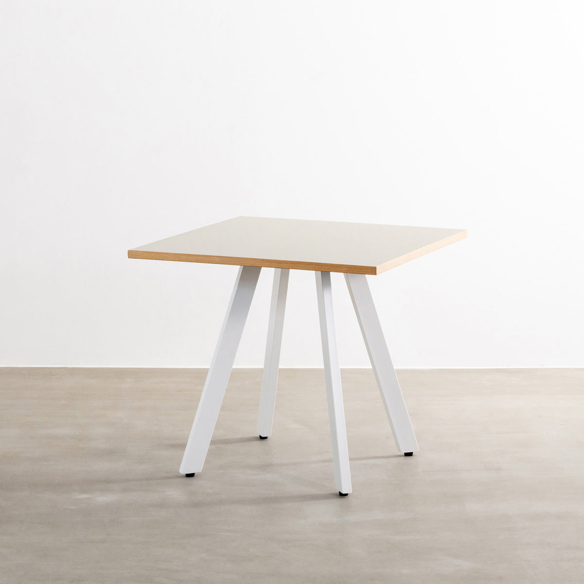 kanademonoのリノリウムMushroom天板とマットホワイト4pin脚の一辺80cmスクエアカフェテーブル