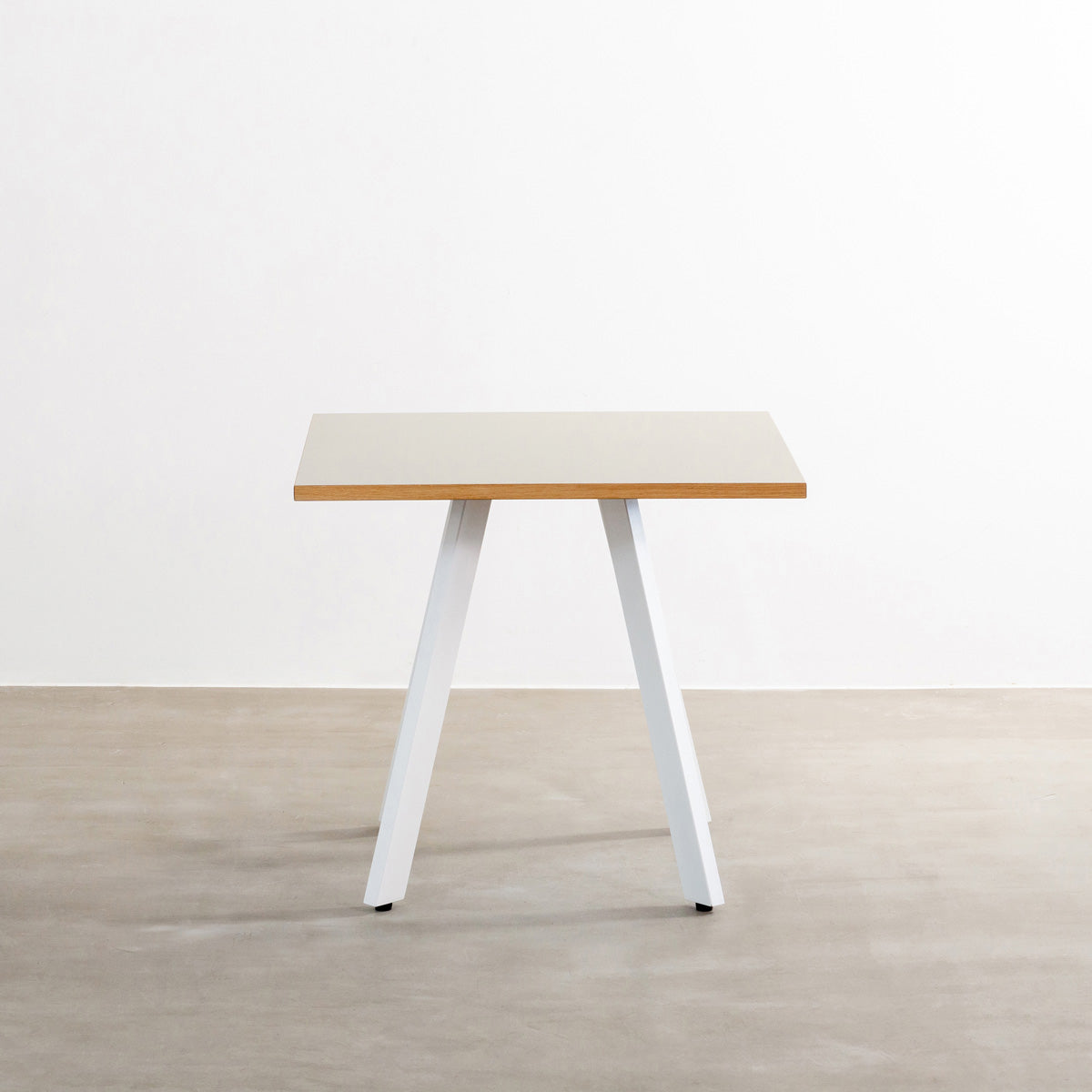 kanademonoのリノリウムMushroom天板とマットホワイト4pin脚の一辺80cmスクエアカフェテーブル（正面）