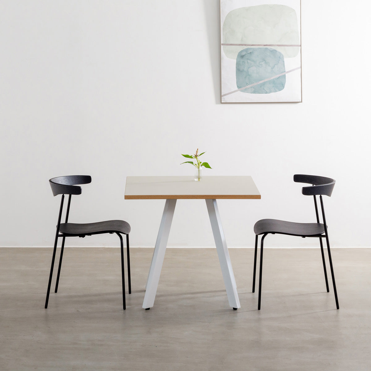 kanademonoのリノリウムMushroom天板とマットホワイト4pin脚の一辺80cmスクエアカフェテーブル（使用例）