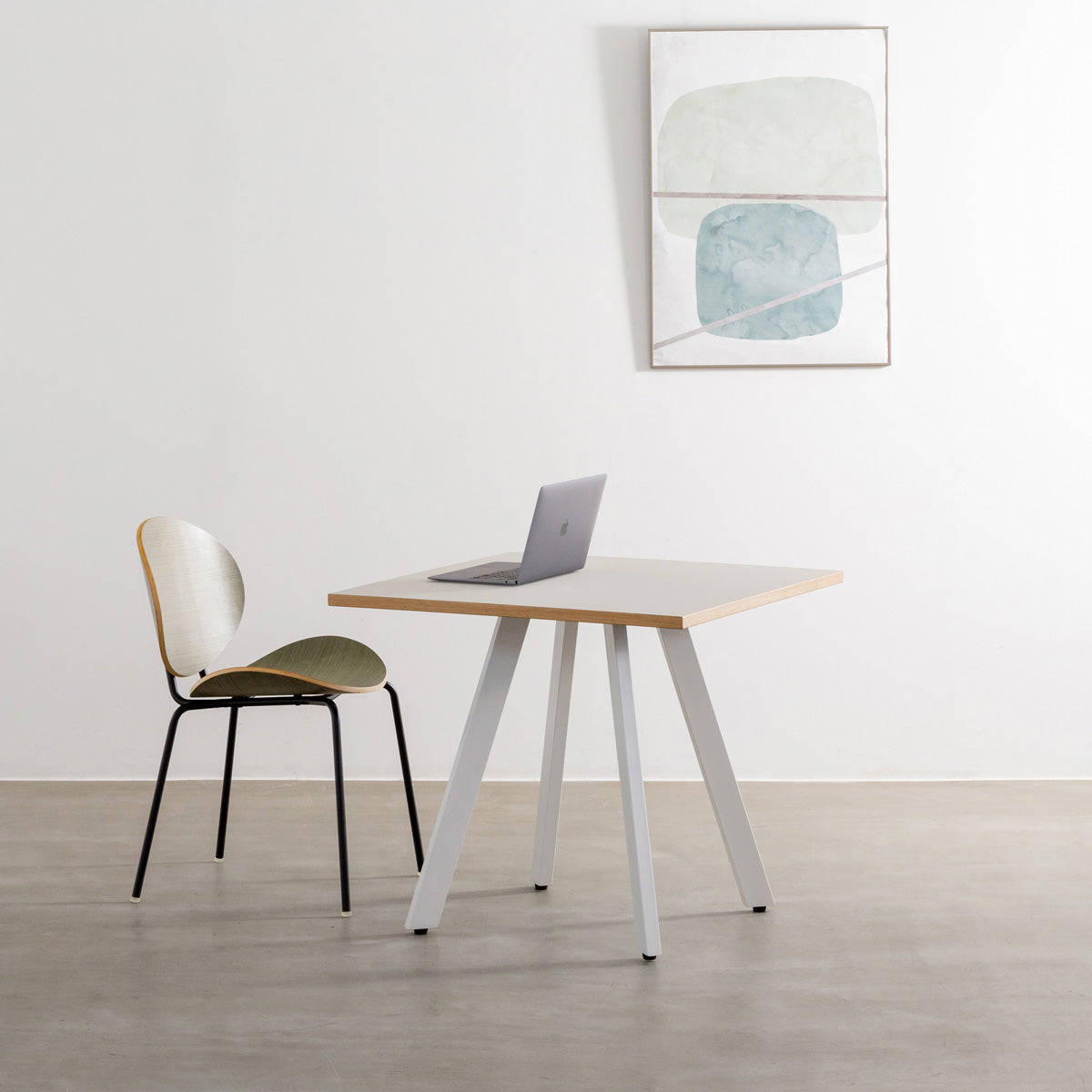 kanademonoのリノリウムMushroom天板とマットホワイト4pin脚の一辺80cmスクエアカフェテーブル（使用例2）