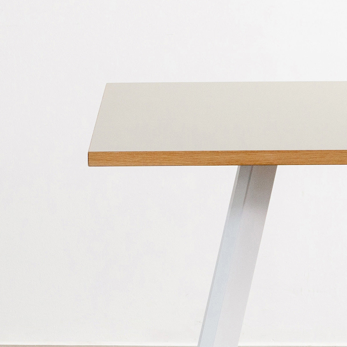 kanademonoのリノリウムMushroom天板とマットホワイト4pin脚の一辺80cmスクエアカフェテーブル（天板と脚）