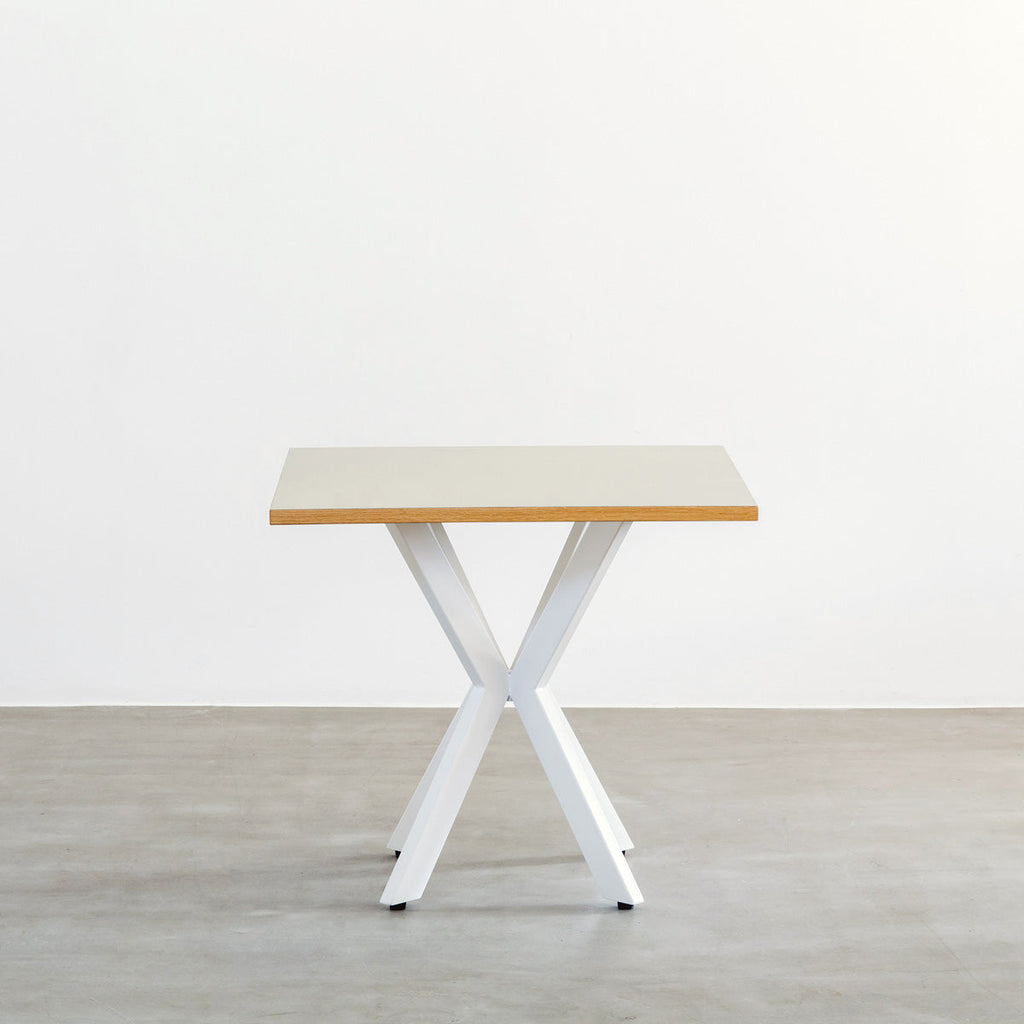 KanademonoリノリウムMushroomのスクエア天板とデザイン性の高いXラインのホワイト脚を組み合わせたカフェテーブル（正面）