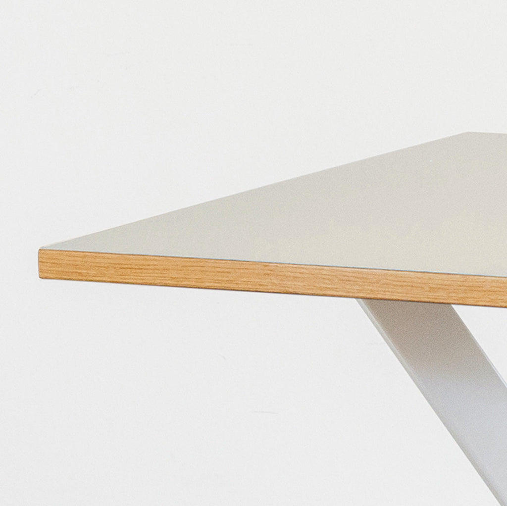 KanademonoリノリウムMushroomのスクエア天板とデザイン性の高いXラインのホワイト脚を組み合わせたカフェテーブル（天板）