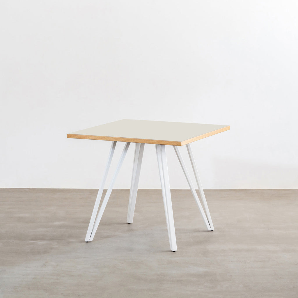 KanademonoのリノリウムMUSHROOM天板とトライアングルホワイト脚4本を組み合わせたスクエア型のカフェテーブル