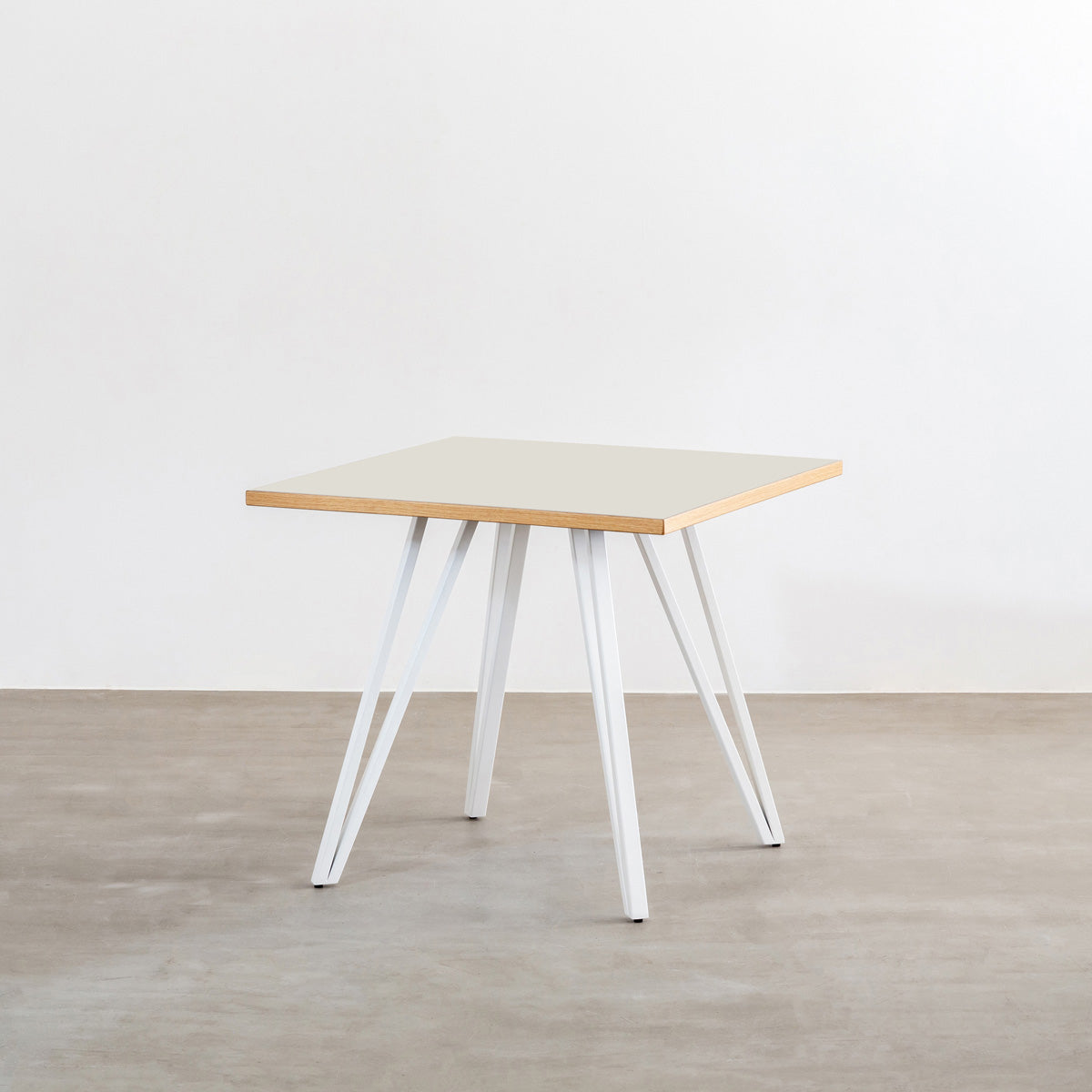 KanademonoのリノリウムMUSHROOM天板とトライアングルホワイト脚4本を組み合わせたスクエア型のカフェテーブル