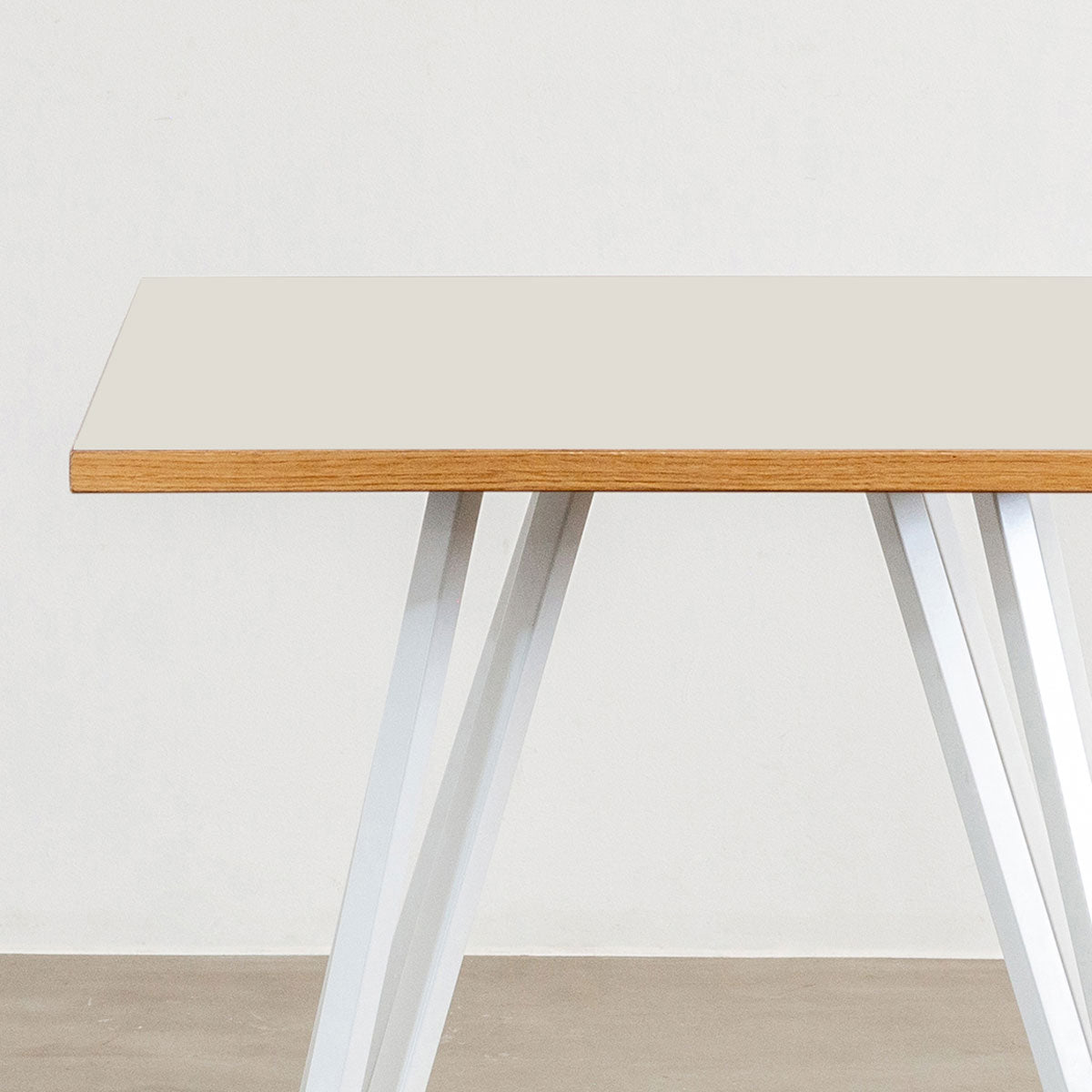 KanademonoのリノリウムMUSHROOM天板とトライアングルホワイト脚4本を組み合わせたスクエア型のカフェテーブル（天板と脚）