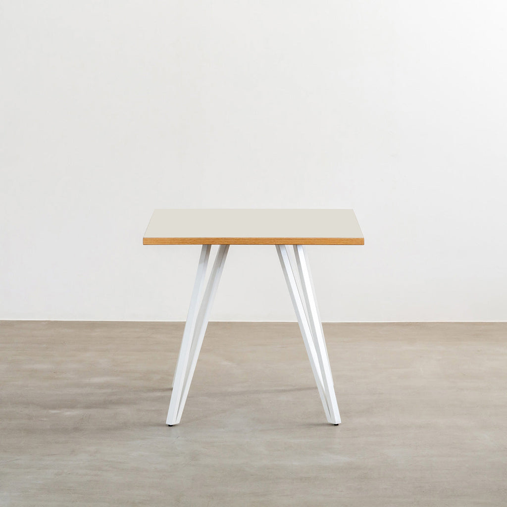 KanademonoのリノリウムMUSHROOM天板とトライアングルホワイト脚4本を組み合わせたスクエア型のカフェテーブル2