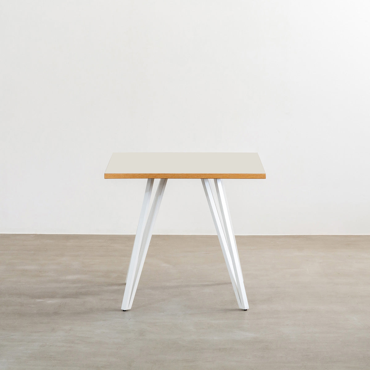 KanademonoのリノリウムMUSHROOM天板とトライアングルホワイト脚4本を組み合わせたスクエア型のカフェテーブル2