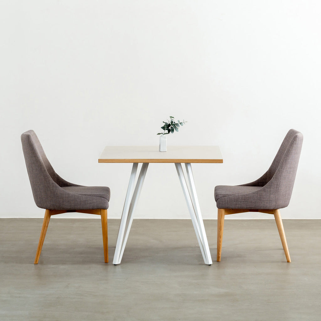 KanademonoのリノリウムMUSHROOM天板とトライアングルホワイト脚4本を組み合わせたスクエア型のカフェテーブルの使用例2