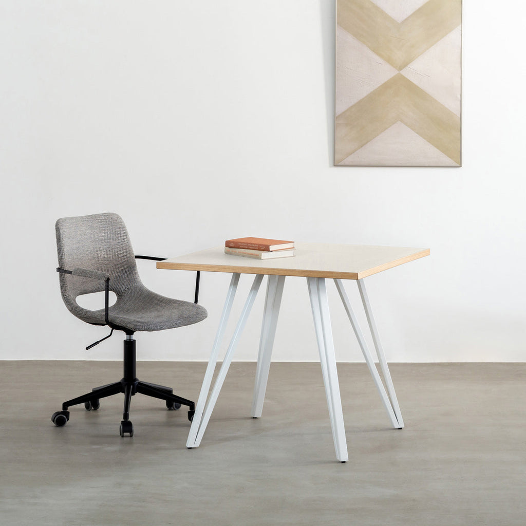 KanademonoのリノリウムMUSHROOM天板とトライアングルホワイト脚4本を組み合わせたスクエア型のカフェテーブルの使用例