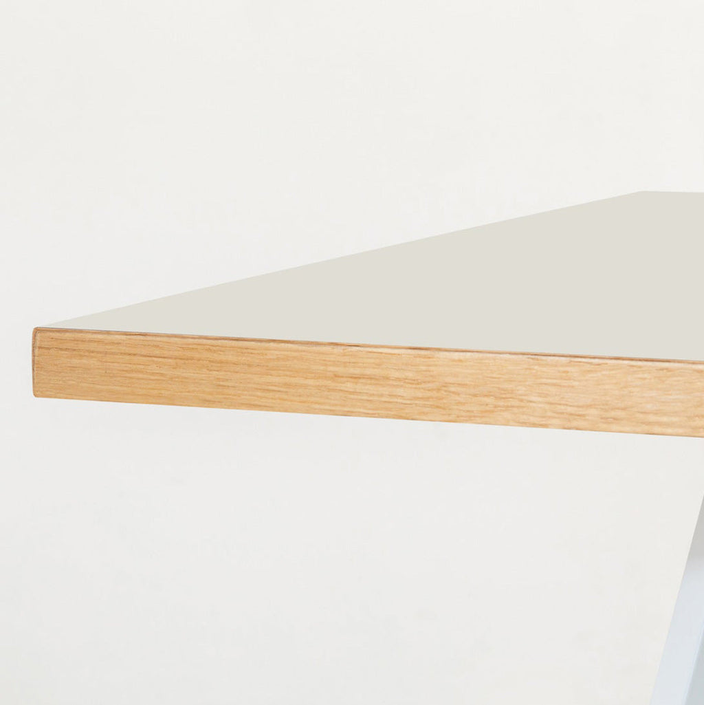 kanademonoのリノリウムMushroom天板とマットホワイト4pin脚の一辺80cmスクエアカフェテーブル（天板厚み）