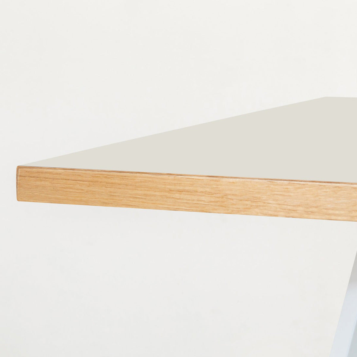 kanademonoのリノリウムMushroom天板とマットホワイト4pin脚の一辺80cmスクエアカフェテーブル（天板厚み）