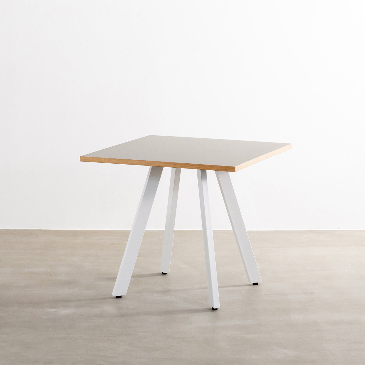 kanademonoのリノリウムPEBBLE天板とマットホワイト4pin脚の一辺80cmスクエアカフェテーブル