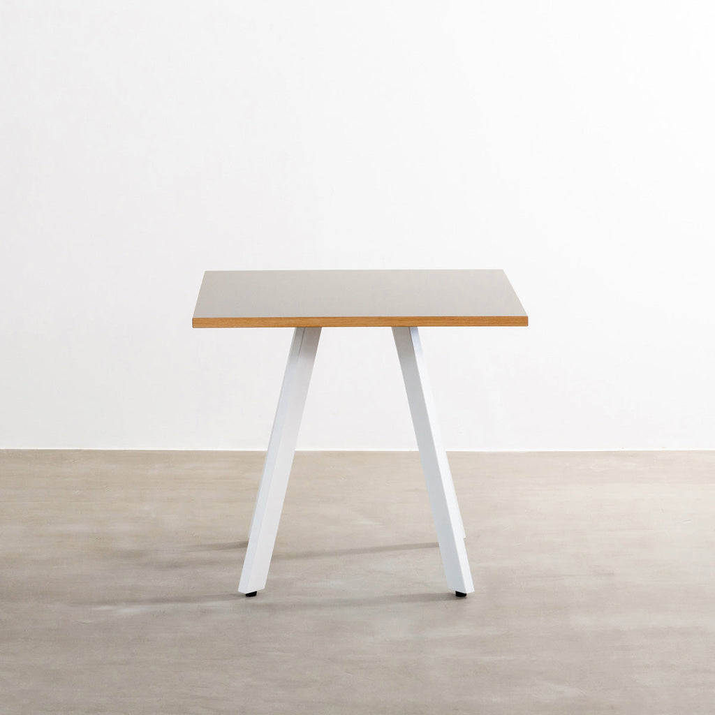 kanademonoのリノリウムPEBBLE天板とマットホワイト4pin脚の一辺80cmスクエアカフェテーブル2