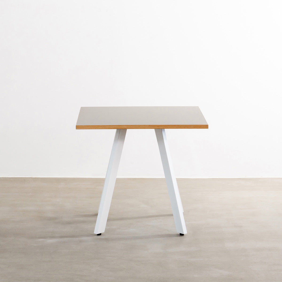 kanademonoのリノリウムPEBBLE天板とマットホワイト4pin脚の一辺80cmスクエアカフェテーブル2