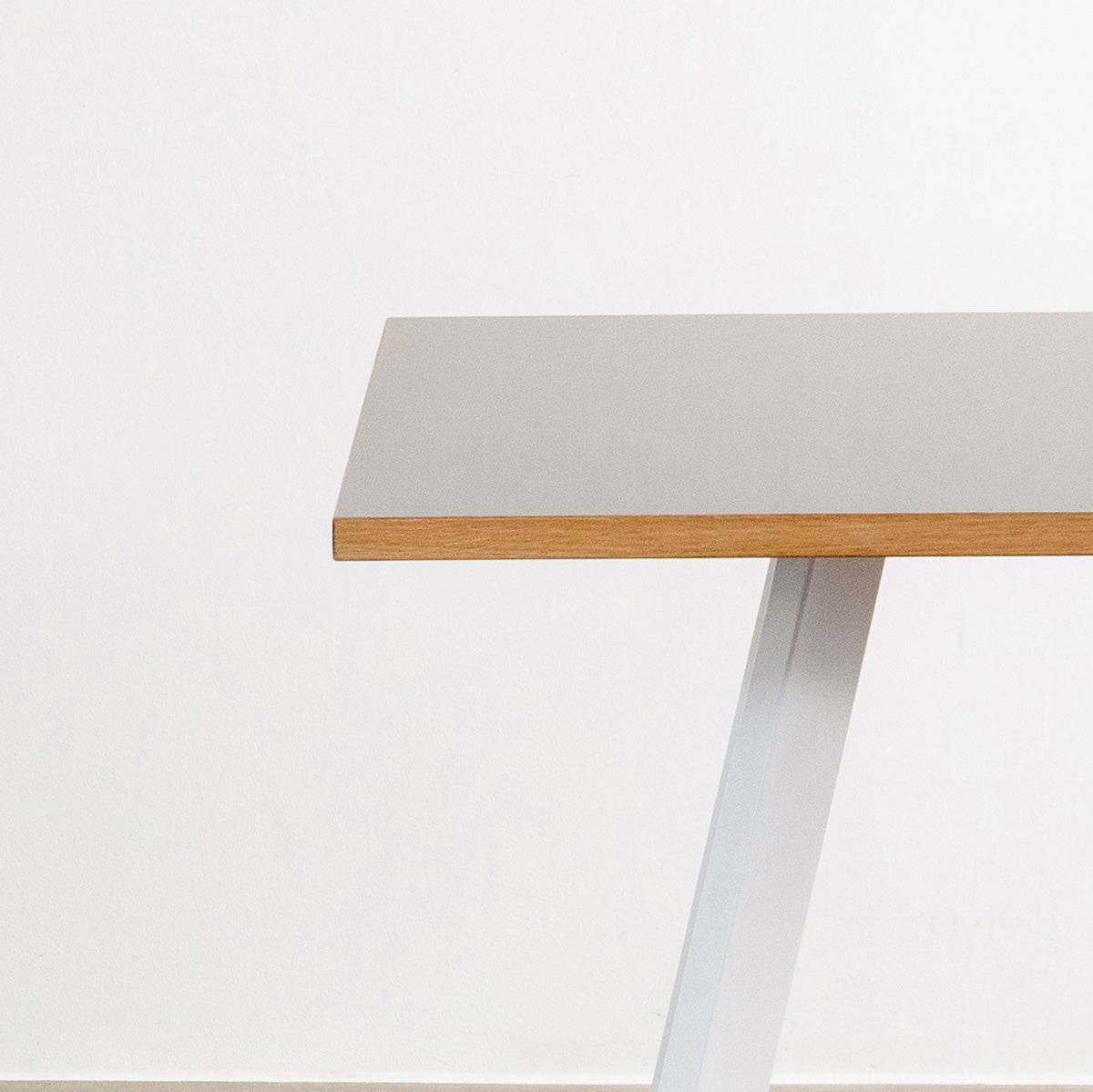 kanademonoのリノリウムPEBBLE天板とマットホワイト4pin脚の一辺80cmスクエアカフェテーブル（天板と脚）