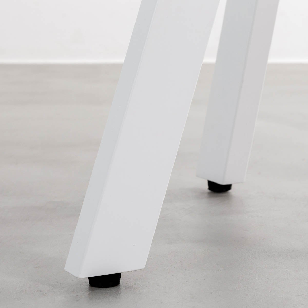 kanademonoの杉無垢ヴィンテージ天板とマットホワイト4pin脚の一辺72cmスクエアカフェテーブル（脚）