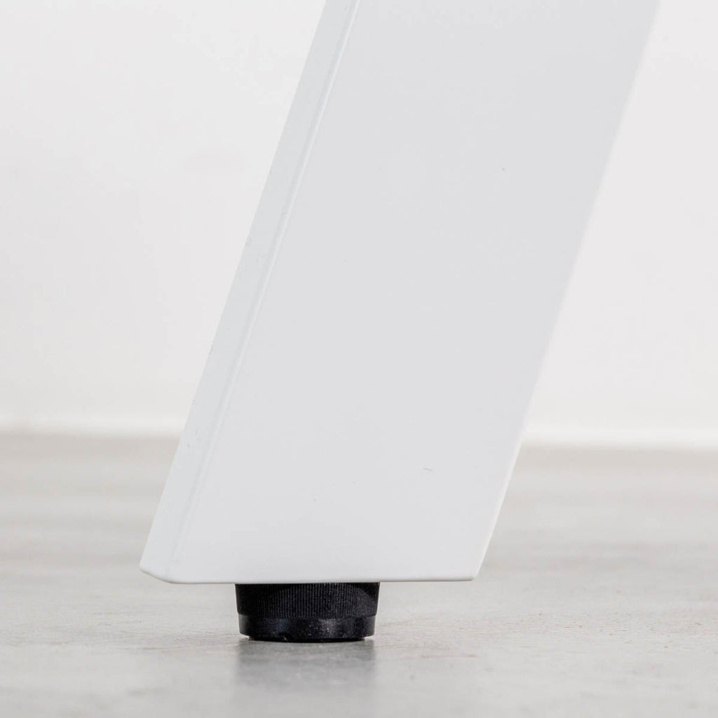 kanademonoのリノリウムMAUBE天板とマットホワイト4pin脚の一辺80cmスクエアカフェテーブル（アジャスター）