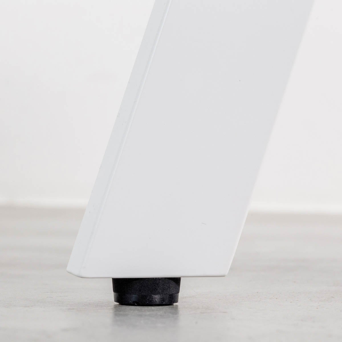 kanademonoの杉無垢ヴィンテージ天板とマットホワイト4pin脚の一辺72cmスクエアカフェテーブル（アジャスター）