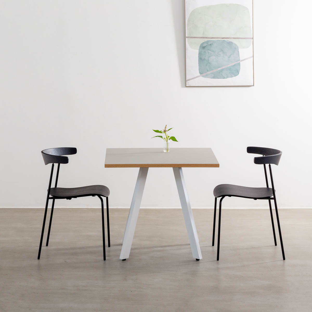 kanademonoのリノリウムPEBBLE天板とマットホワイト4pin脚の一辺80cmスクエアカフェテーブルの使用例2