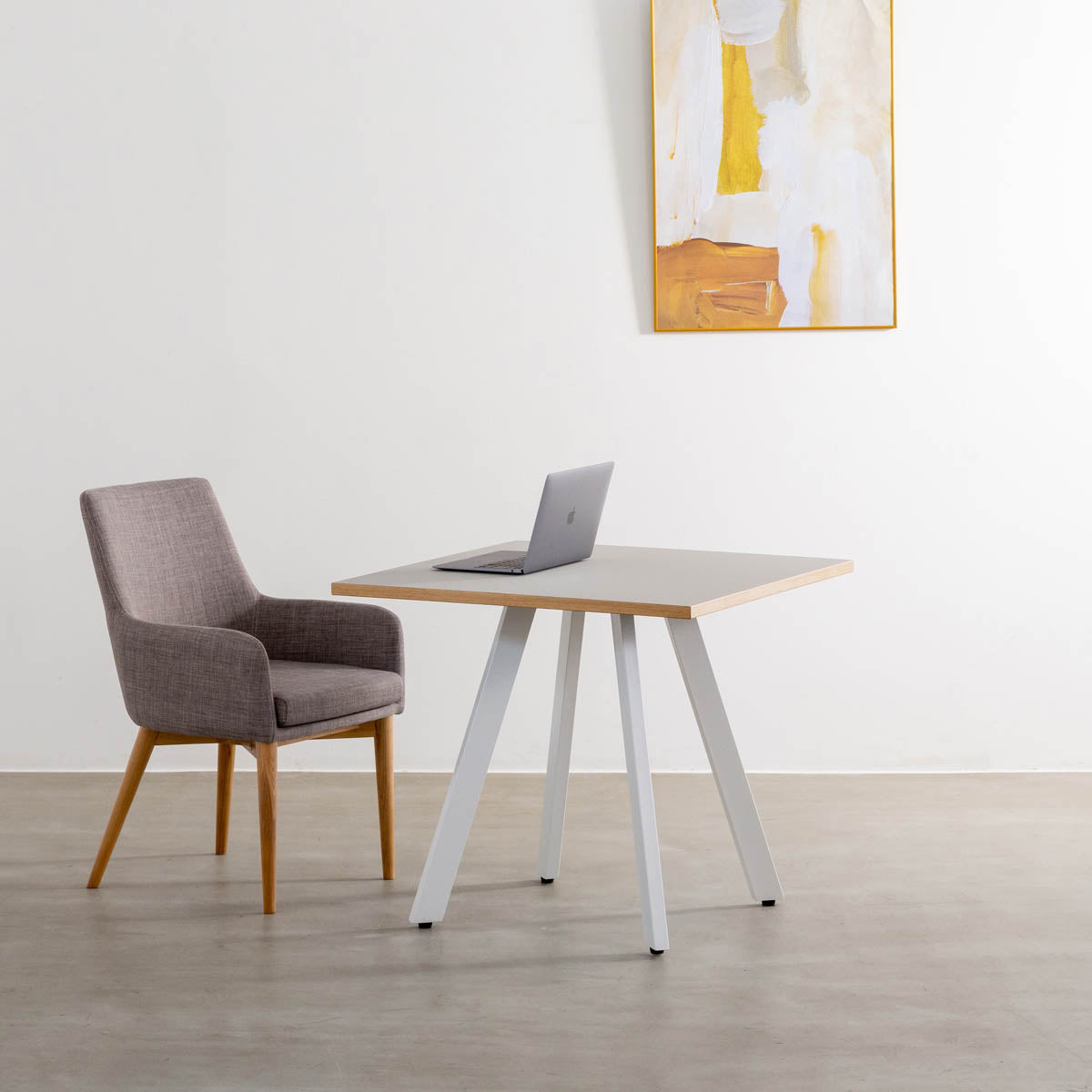 kanademonoのリノリウムPEBBLE天板とマットホワイト4pin脚の一辺80cmスクエアカフェテーブルの使用例