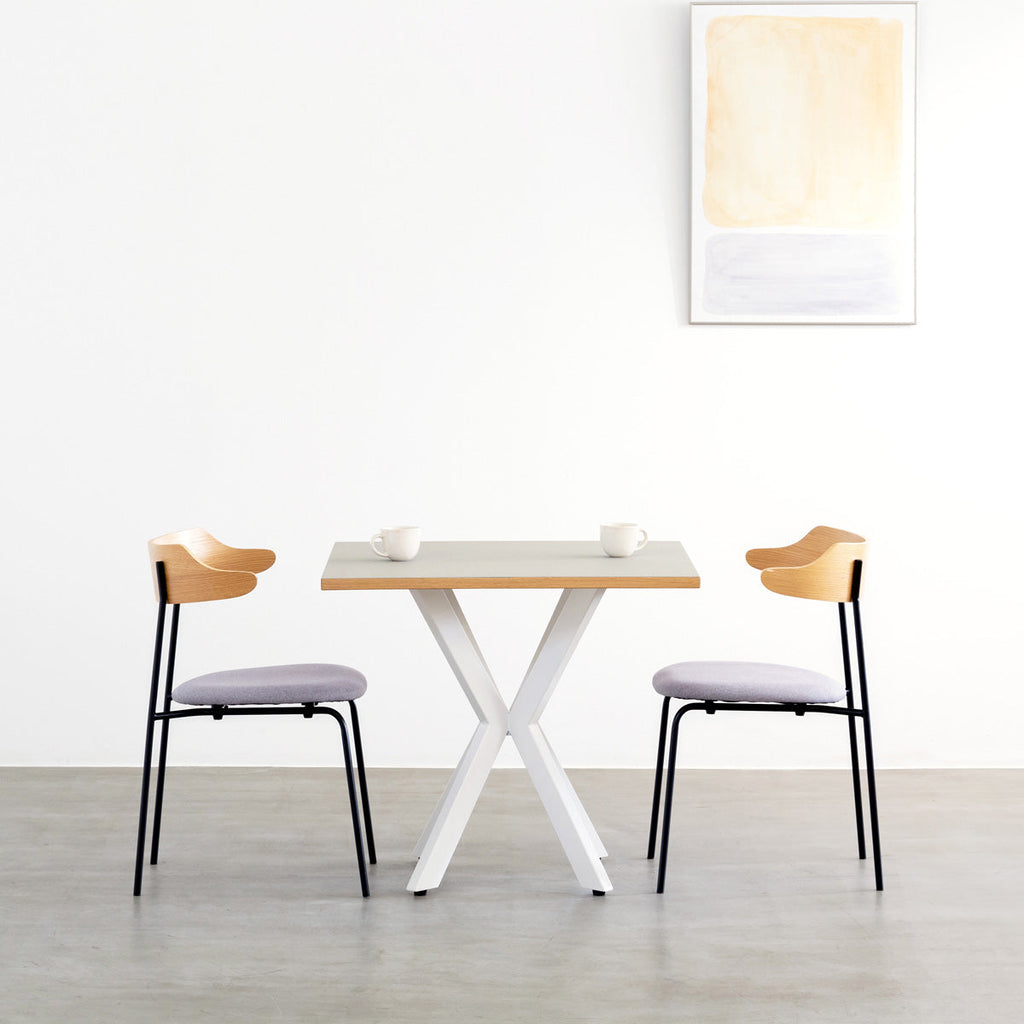 KanademonoリノリウムPebbleのスクエア天板とデザイン性の高いXラインのホワイト脚を組み合わせたカフェテーブル（使用例）
